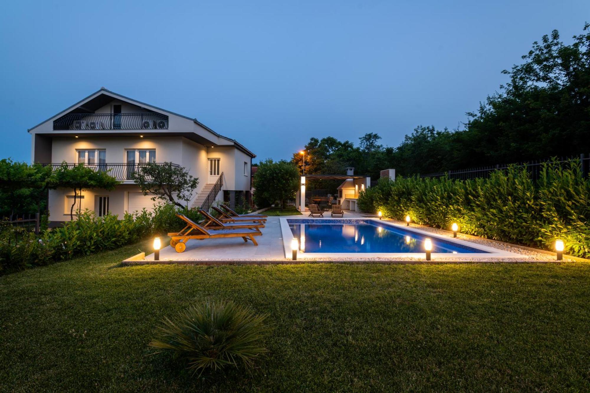 Villa Latica Dicmo 外观 照片