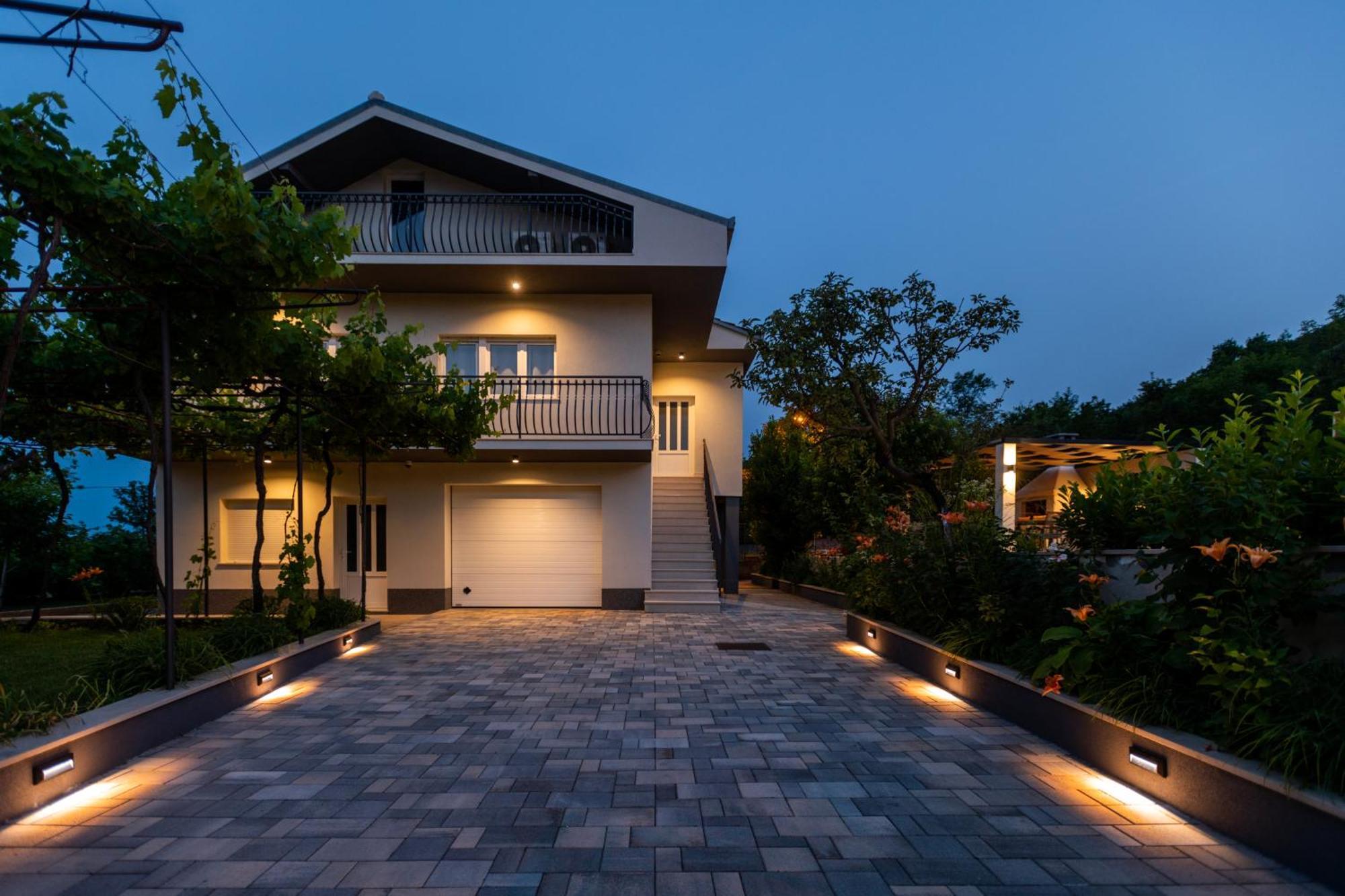 Villa Latica Dicmo 外观 照片