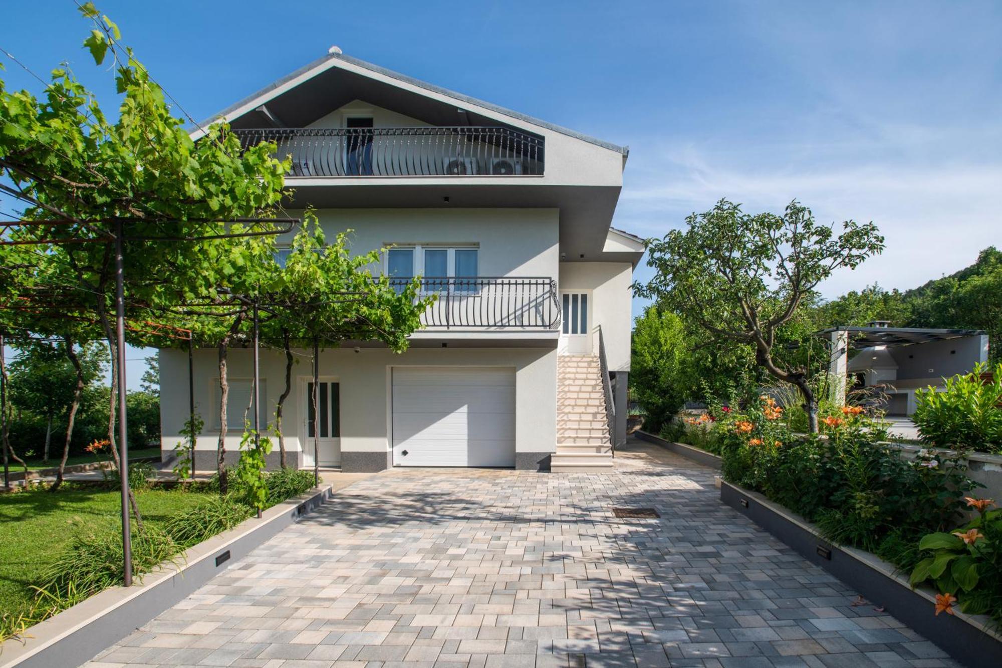Villa Latica Dicmo 外观 照片