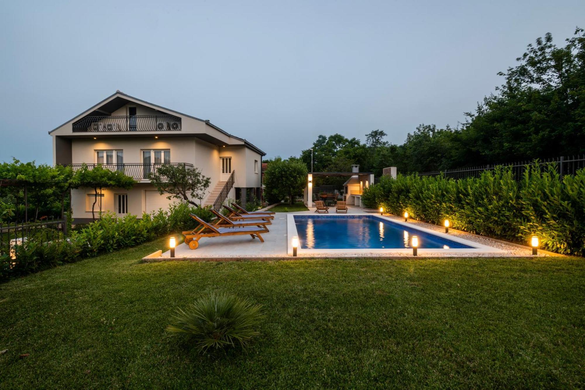 Villa Latica Dicmo 外观 照片