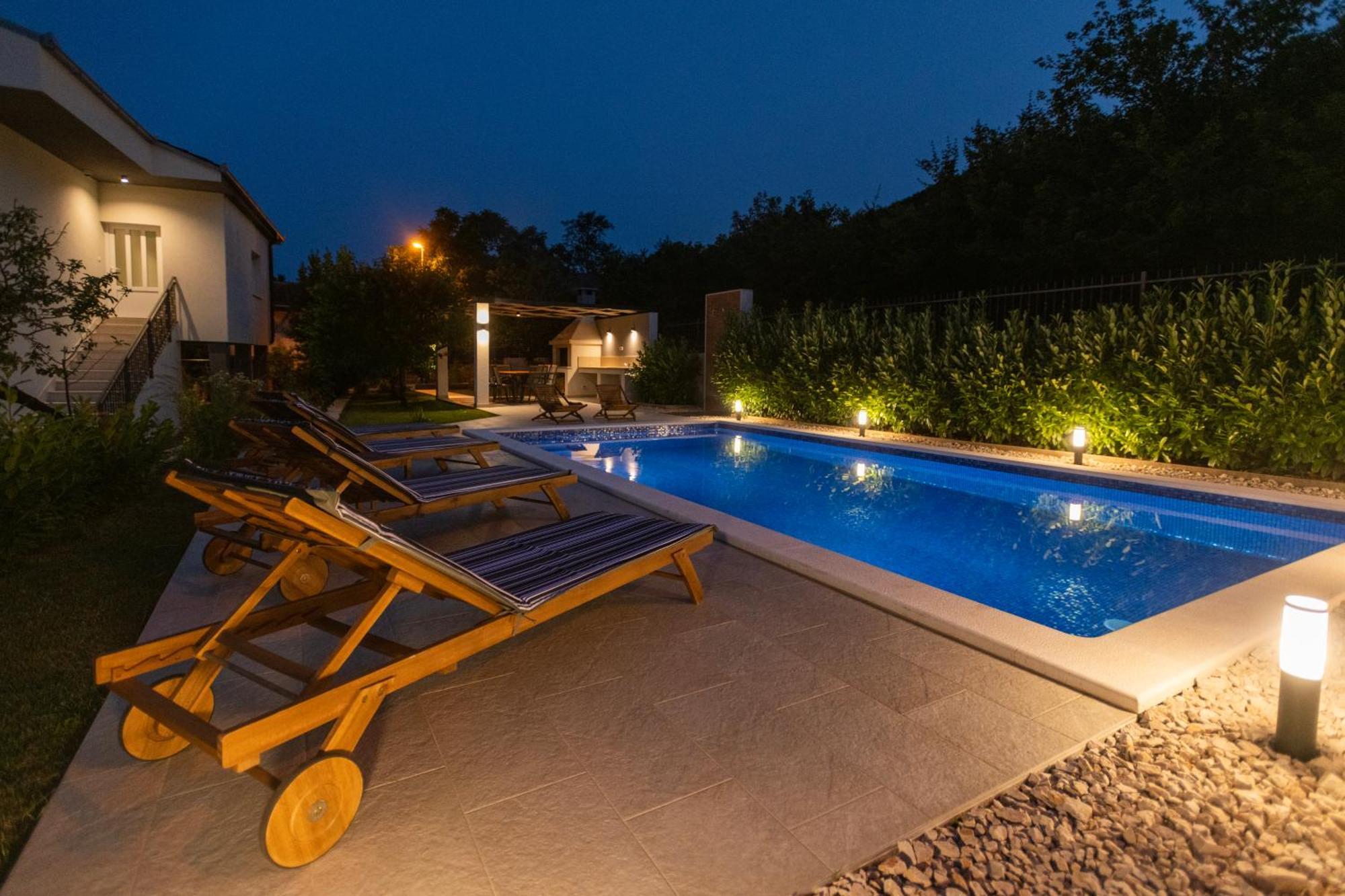 Villa Latica Dicmo 外观 照片
