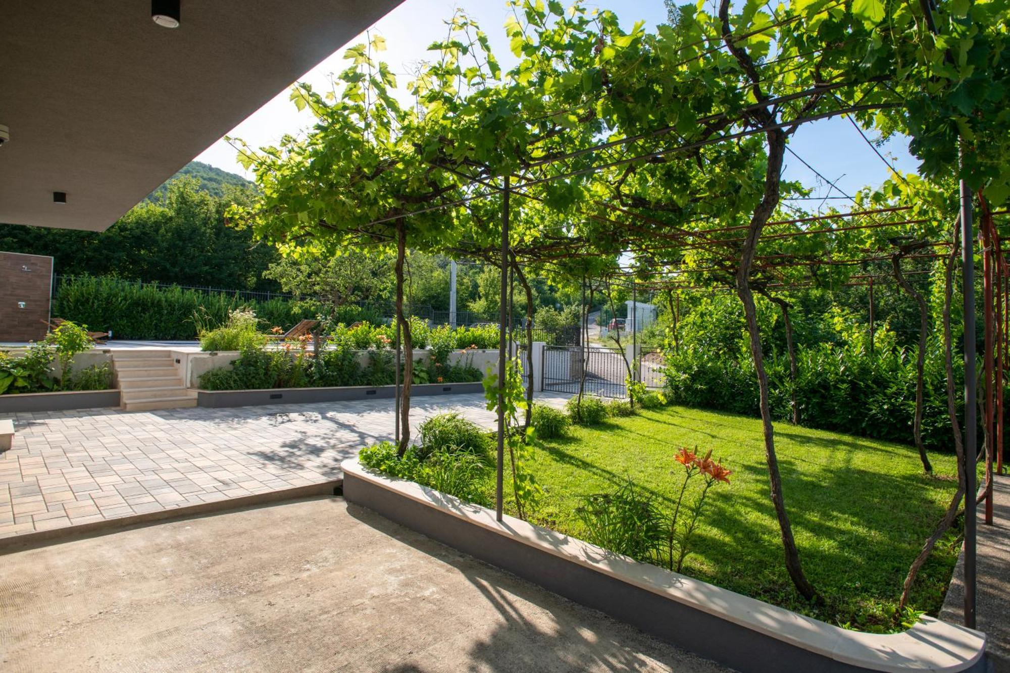 Villa Latica Dicmo 外观 照片