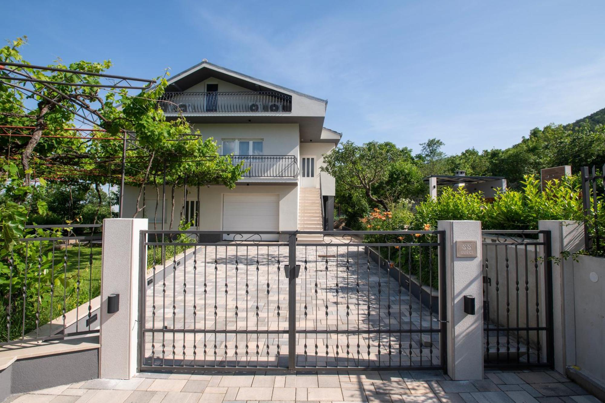 Villa Latica Dicmo 外观 照片