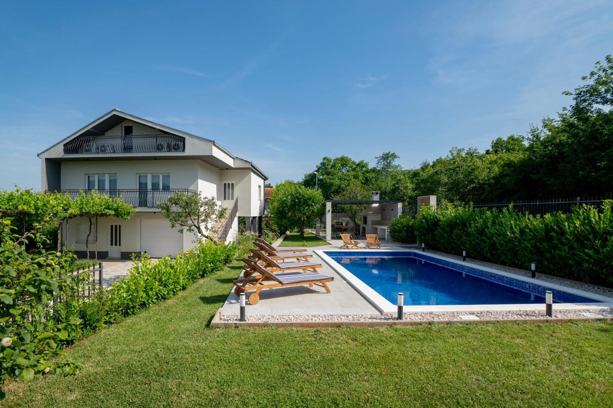 Villa Latica Dicmo 外观 照片